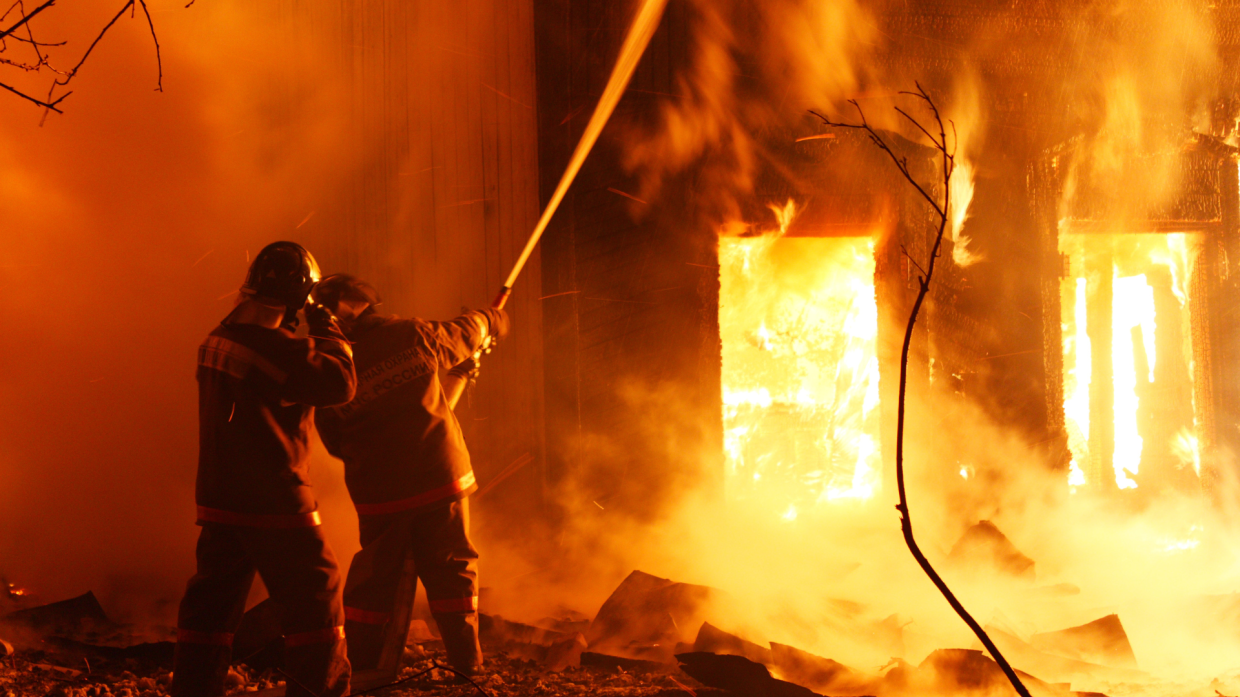Il tetto di una casa in fiamme, incendio domato a None