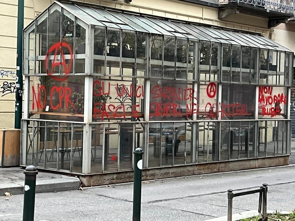 Durante il corteo è stato anche devastato un dehors