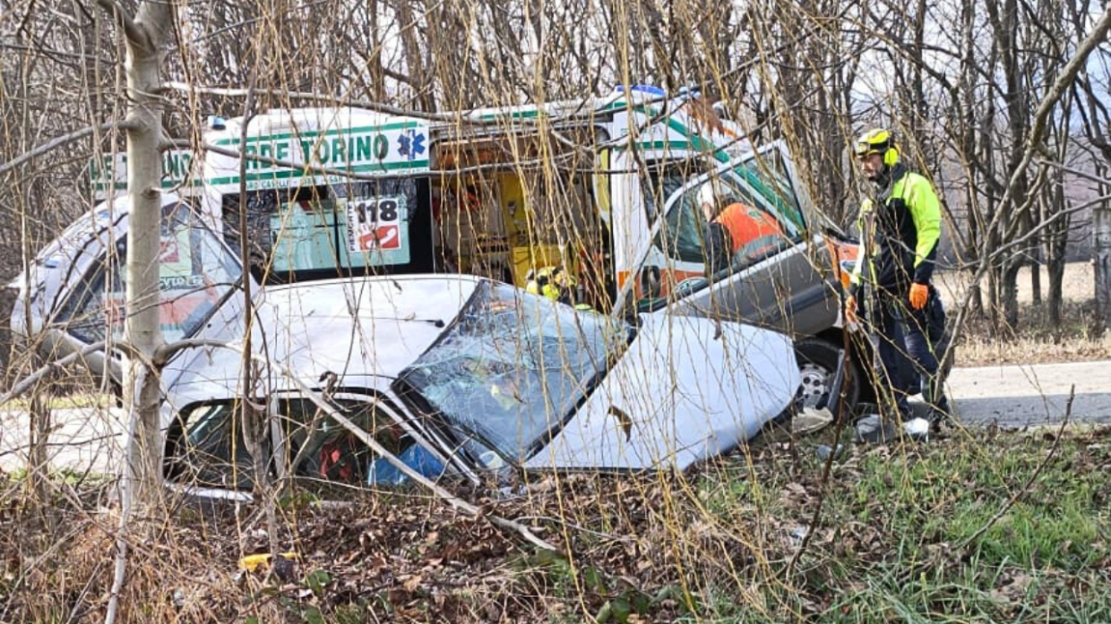 Auto esce di strada, automobilista perde la vita nell'incidente