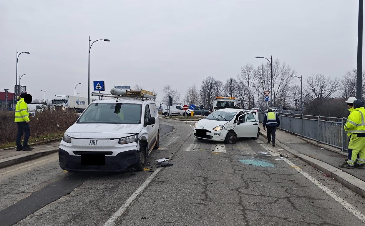 Auto fra i binari e schianto in strada, traffico bloccato in provincia di Torino