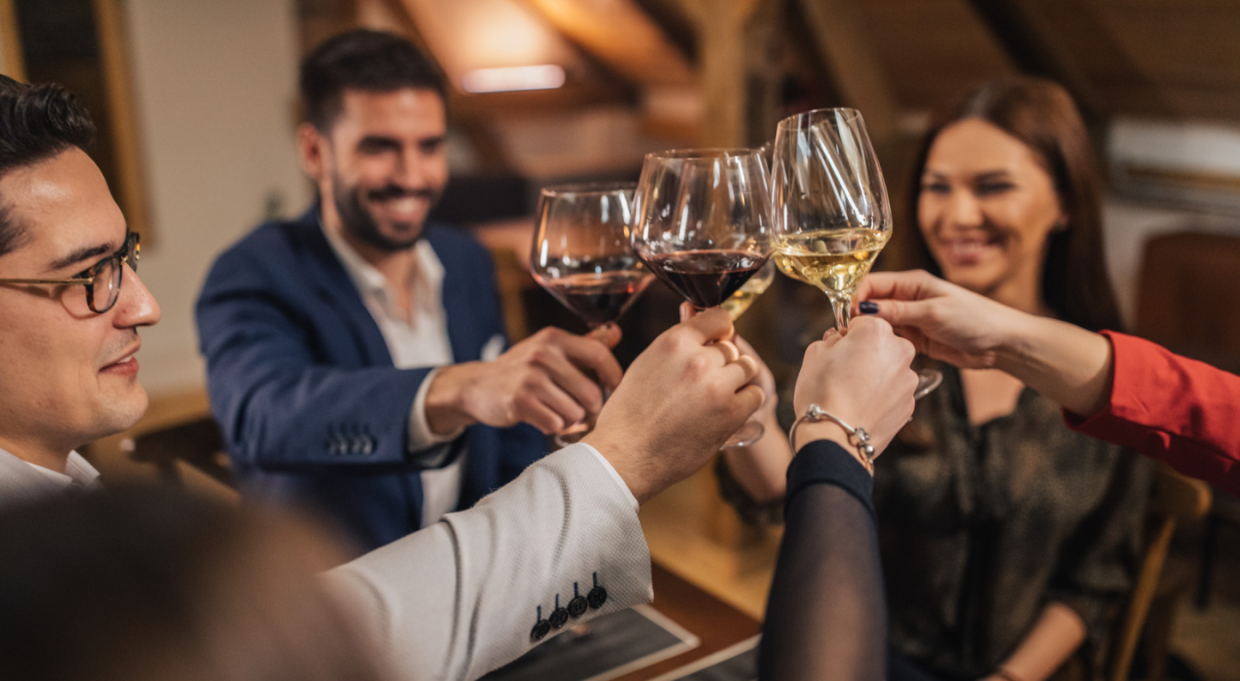 Cosa bevono gli italiani? Signorvino svela i trend, ma il nuovo Codice della Strada "frena lo stappo"