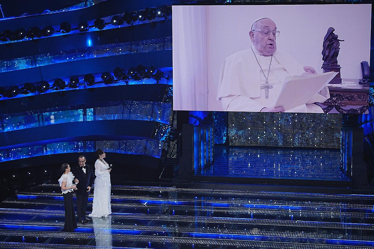 Il Papa a sorpresa a Sanremo con il suo messaggio di pace: “la musica può aprire il cuore”