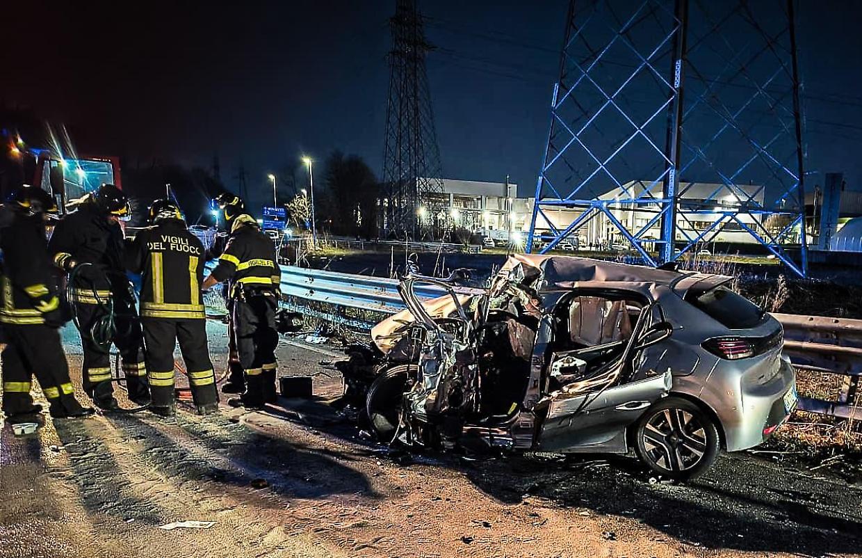 Terribile schianto nella zona industriale, cinque feriti: uno è grave