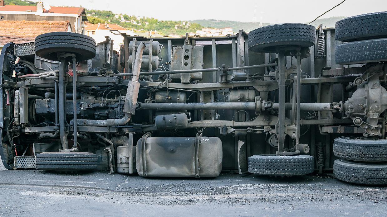 Panico in strada: un camion cisterna di azoto si ribalta sulla provinciale