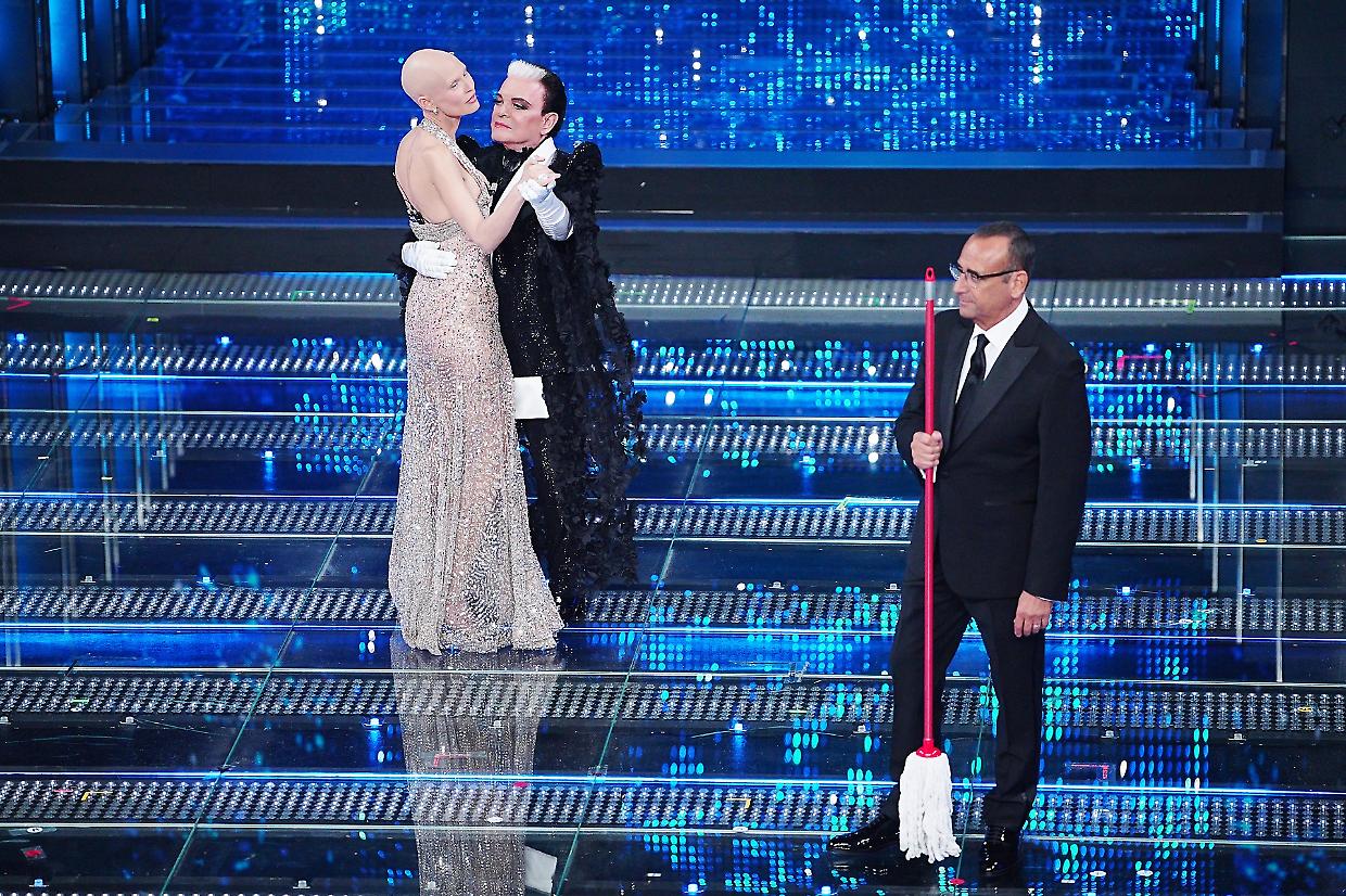 Il duello all'ultimo outfit tra Bianca e Malgioglio. I due fanno pace con un valzer