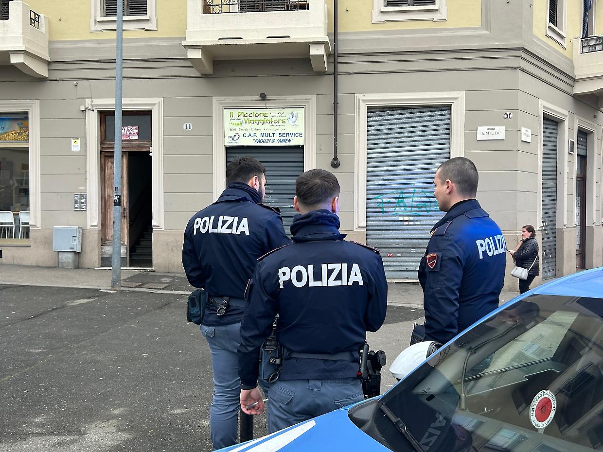 «C’è un uomo barricato in casa con la pistola »: paura in un palazzo di Torino 