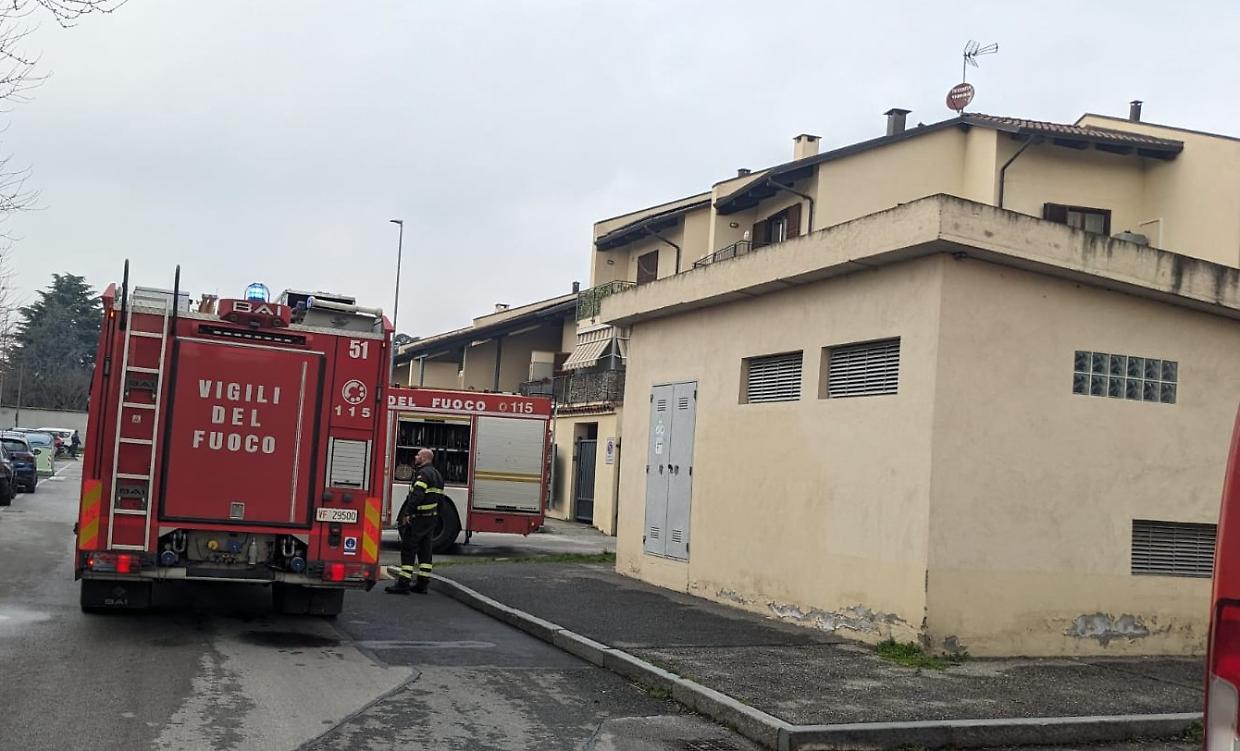 Incendio in casa, morto un cane e quattro persone in ospedale; una è un neonato