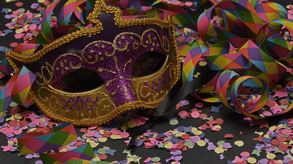 Carnevale a Cambiano tra pedali, maschere e giochi per una domenica di festa