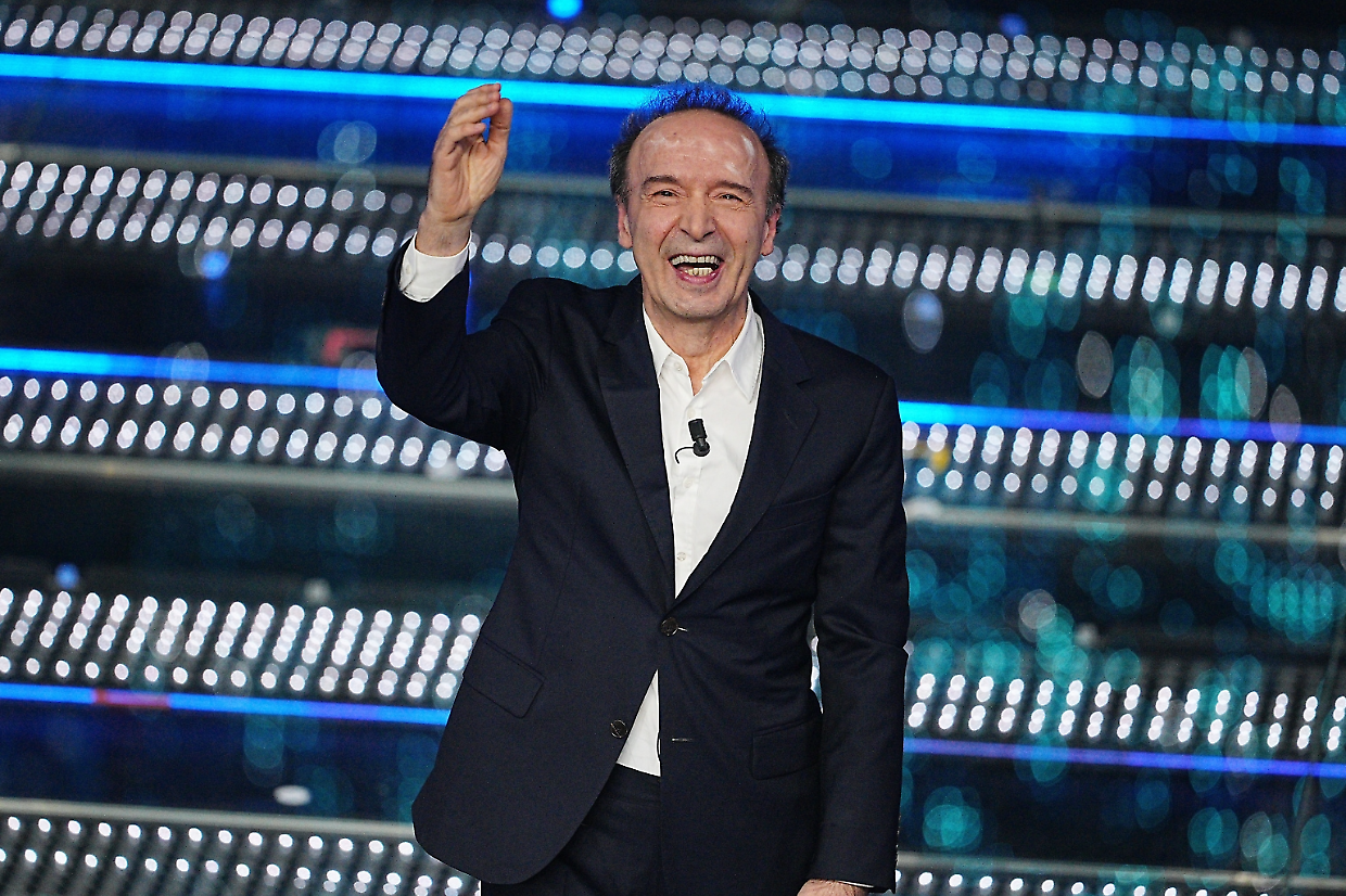 «Elon Musk sta preparando la marcia su Roma» : Benigni all'Ariston