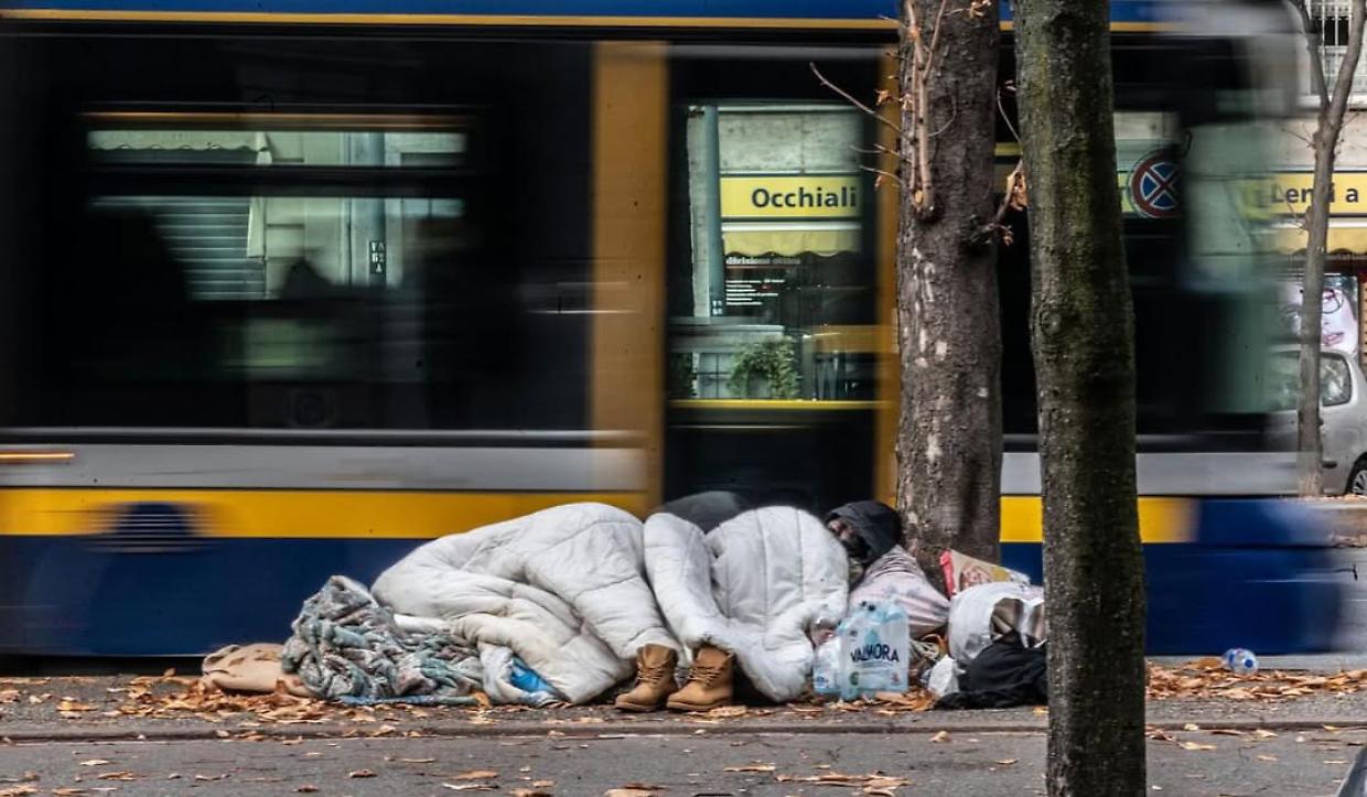 Clochard accendono un falò vicino alle Porte Palatine per scaldarsi