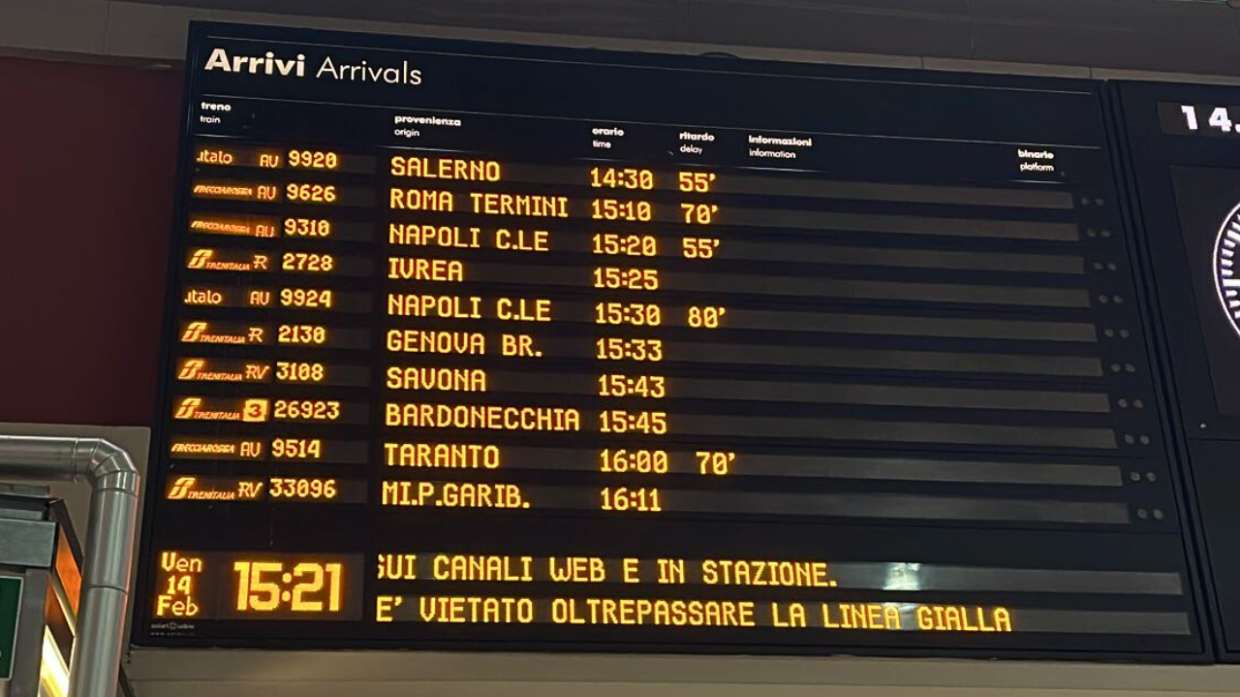 Il tabellone di Porta Nuova alle 15.30: forti ritardi per tanti treni