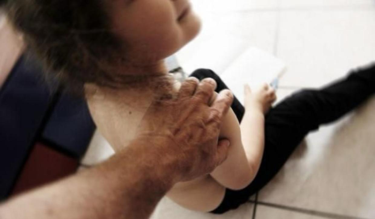Abusa per anni della figlia della sua compagna: arrestato