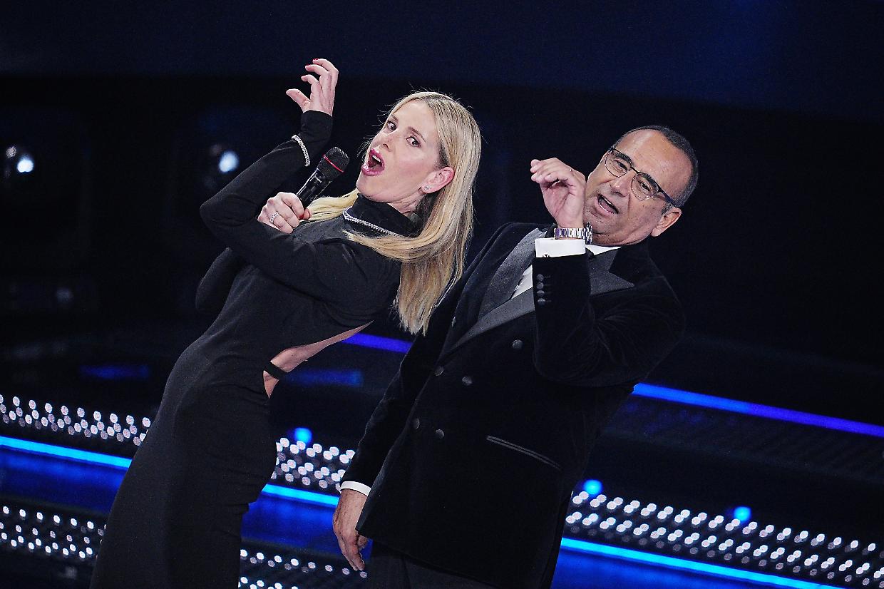 Alessia Marcuzzi in un tubino nero mozzafiato: la finale del Festival