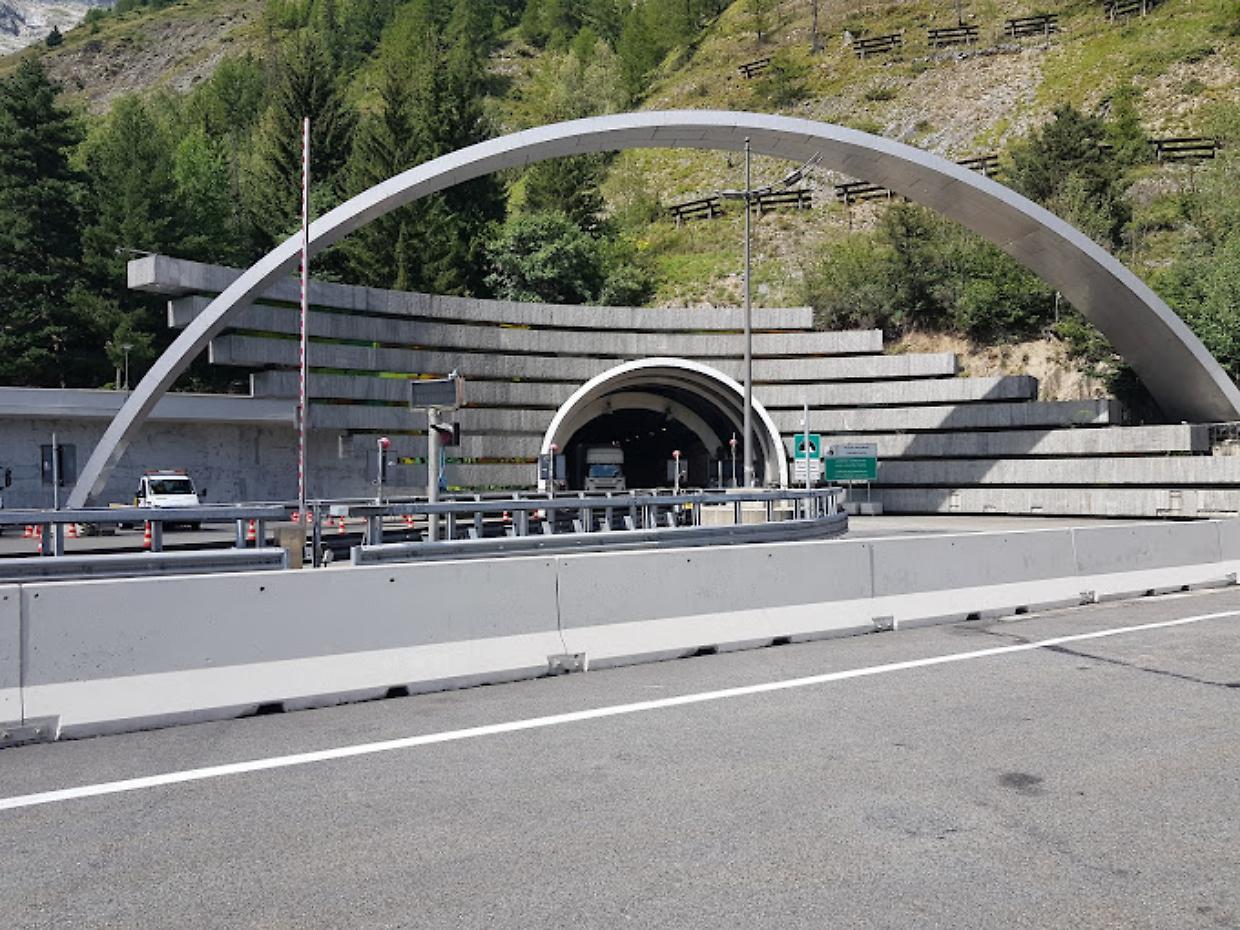 Monte Bianco, scatta la chiusura: altri tre mesi di caos per il traffico pesante