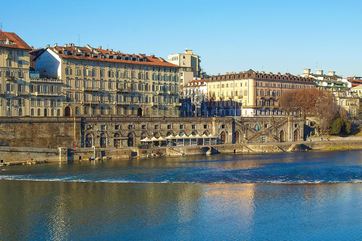 Auto scivola verso il Po ai Murazzi di Torino