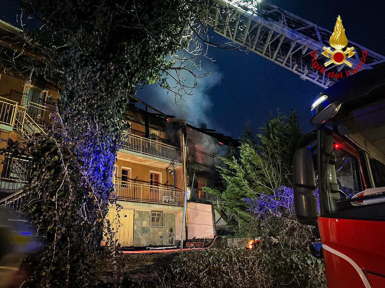 Incendio a Coassolo Torinese: una casa distrutta, un ustionato e indagini in corso sulle cause del rogo