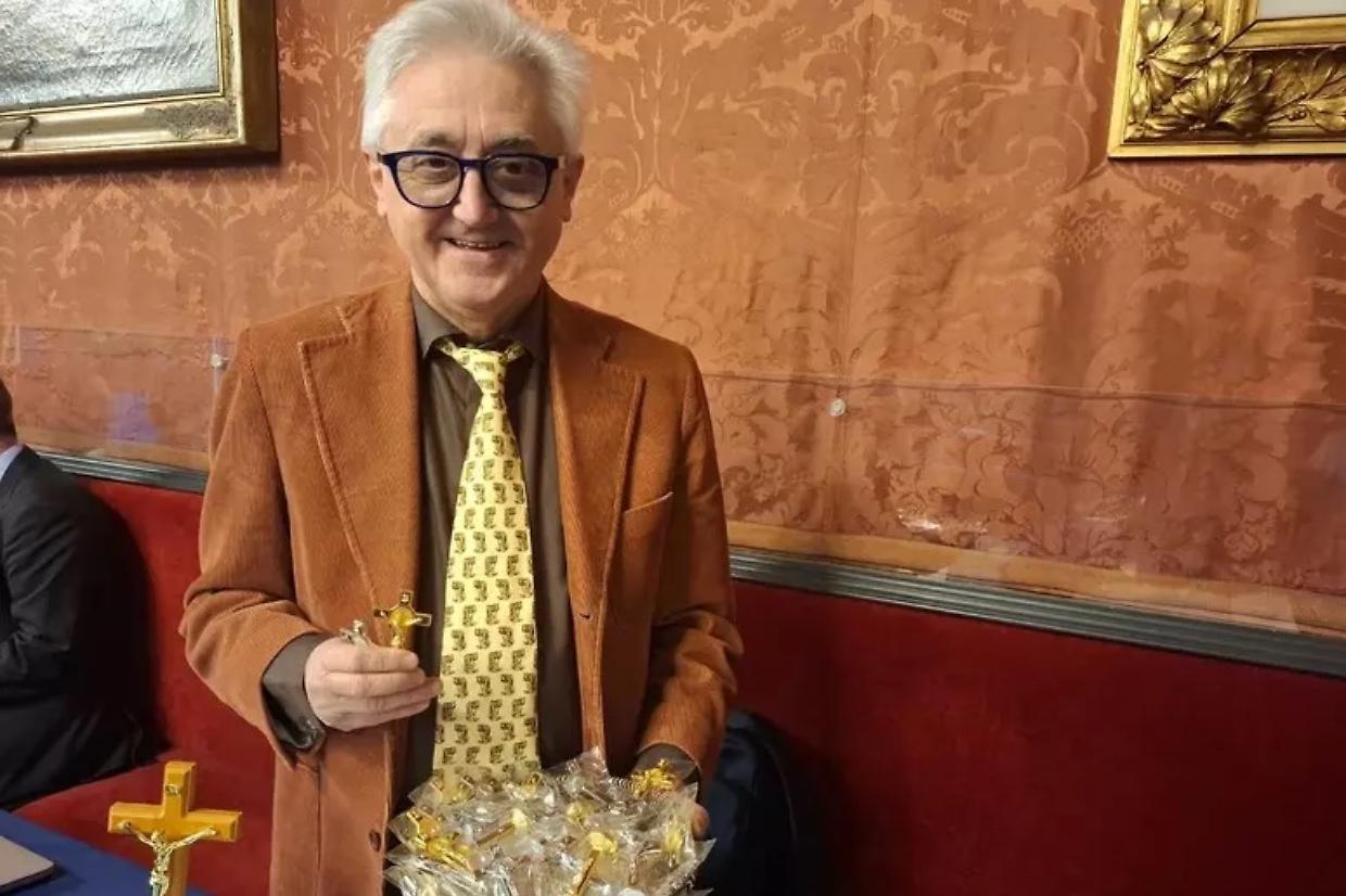 Silvio Viale mostra il crocifisso in Comune