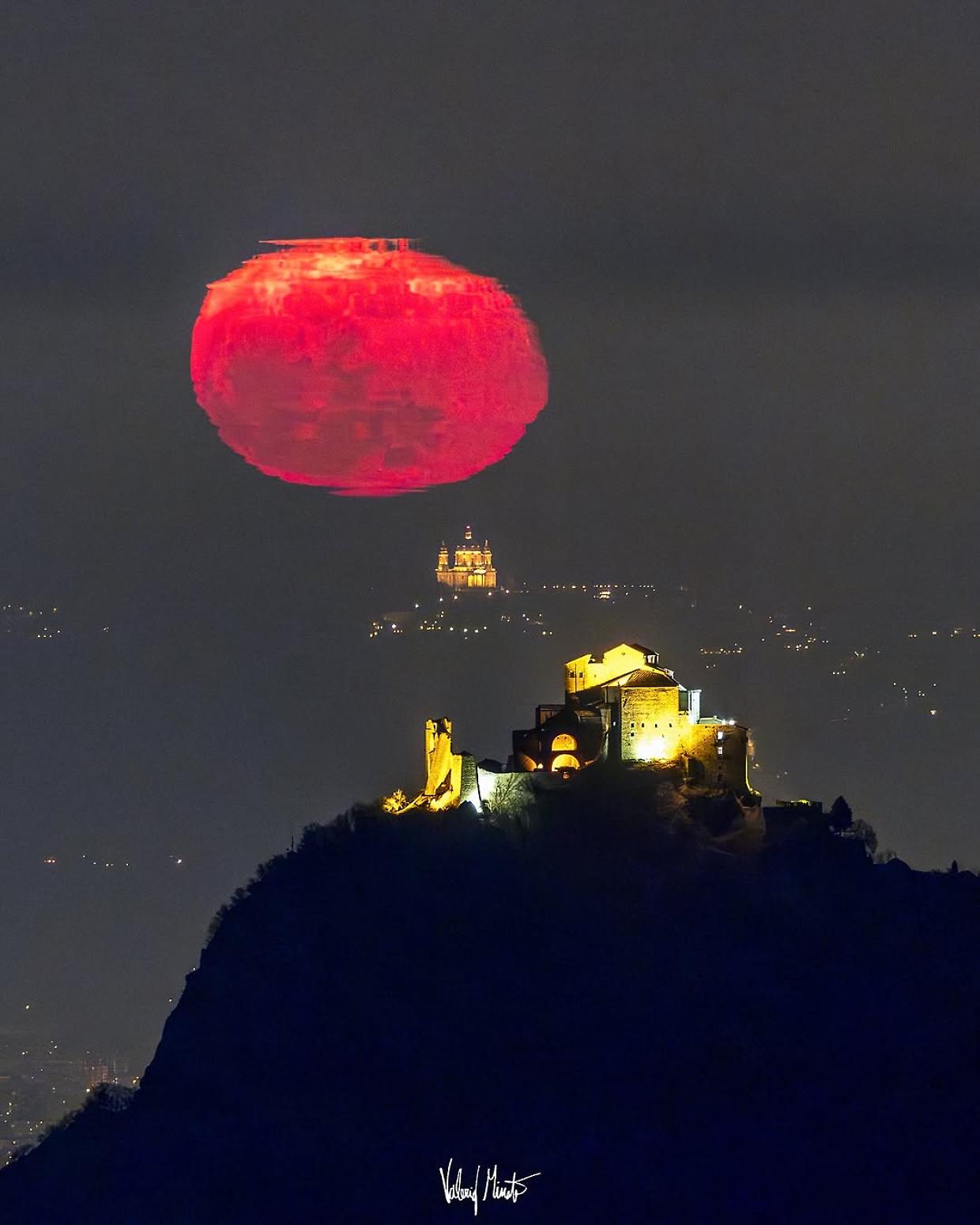 L'incantevole abbraccio cosmico tra la luna rossa, Superga e la Sacra di San Michele