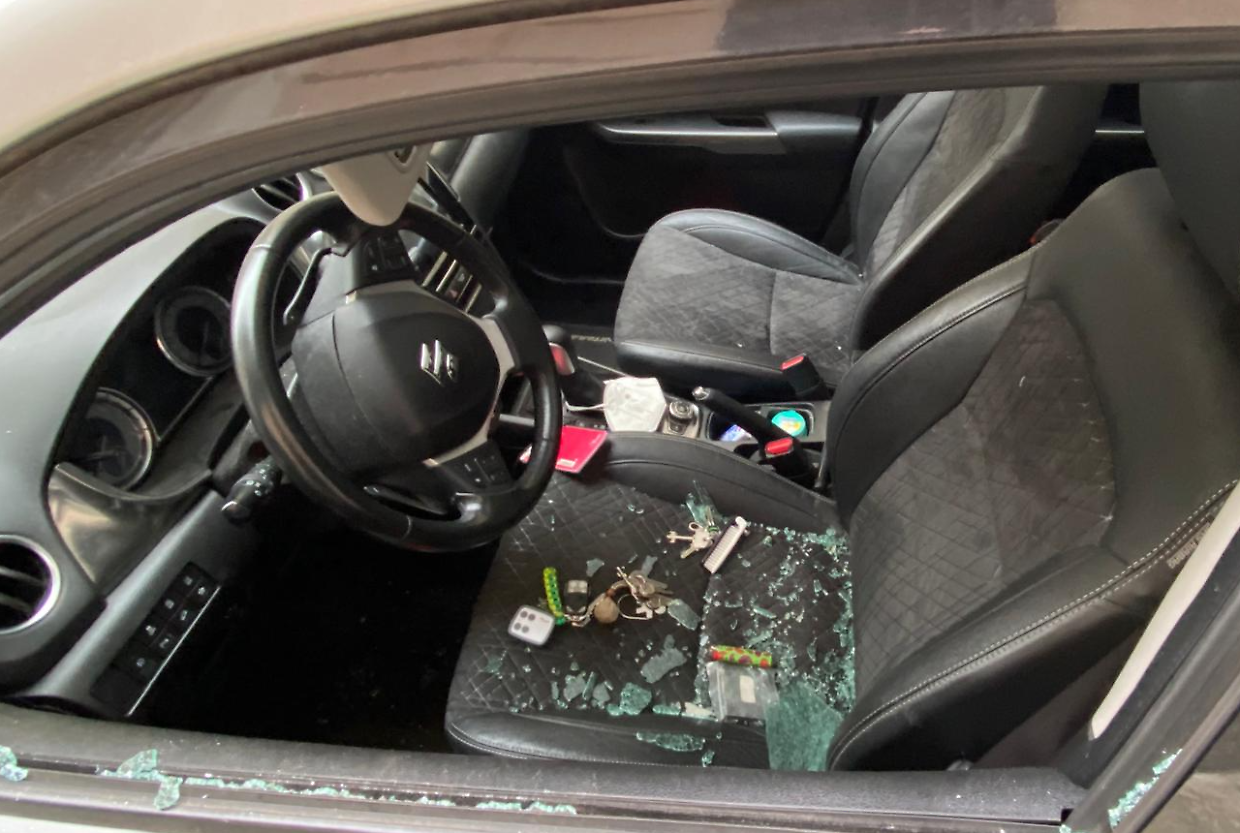 Una delle auto colpite