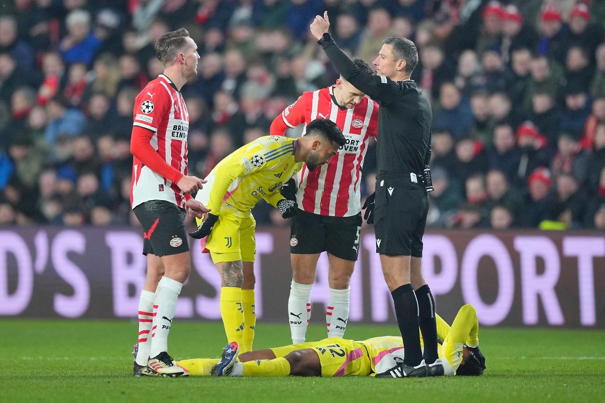 Un'immagine di Psv-Juve 3-1 che elimina i bianconeri (foto LaPresse)