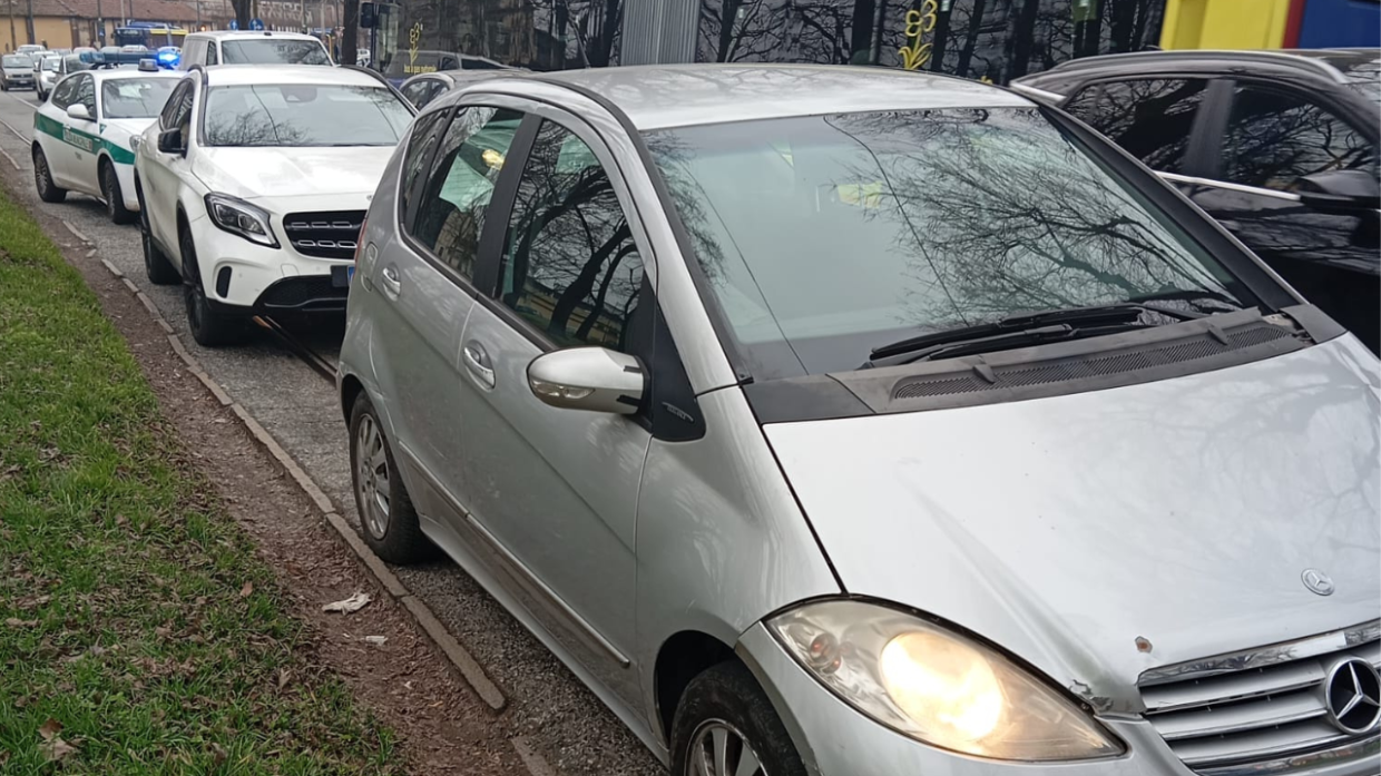 Tamponata al semaforo, una donna ferita nell'incidente stradale
