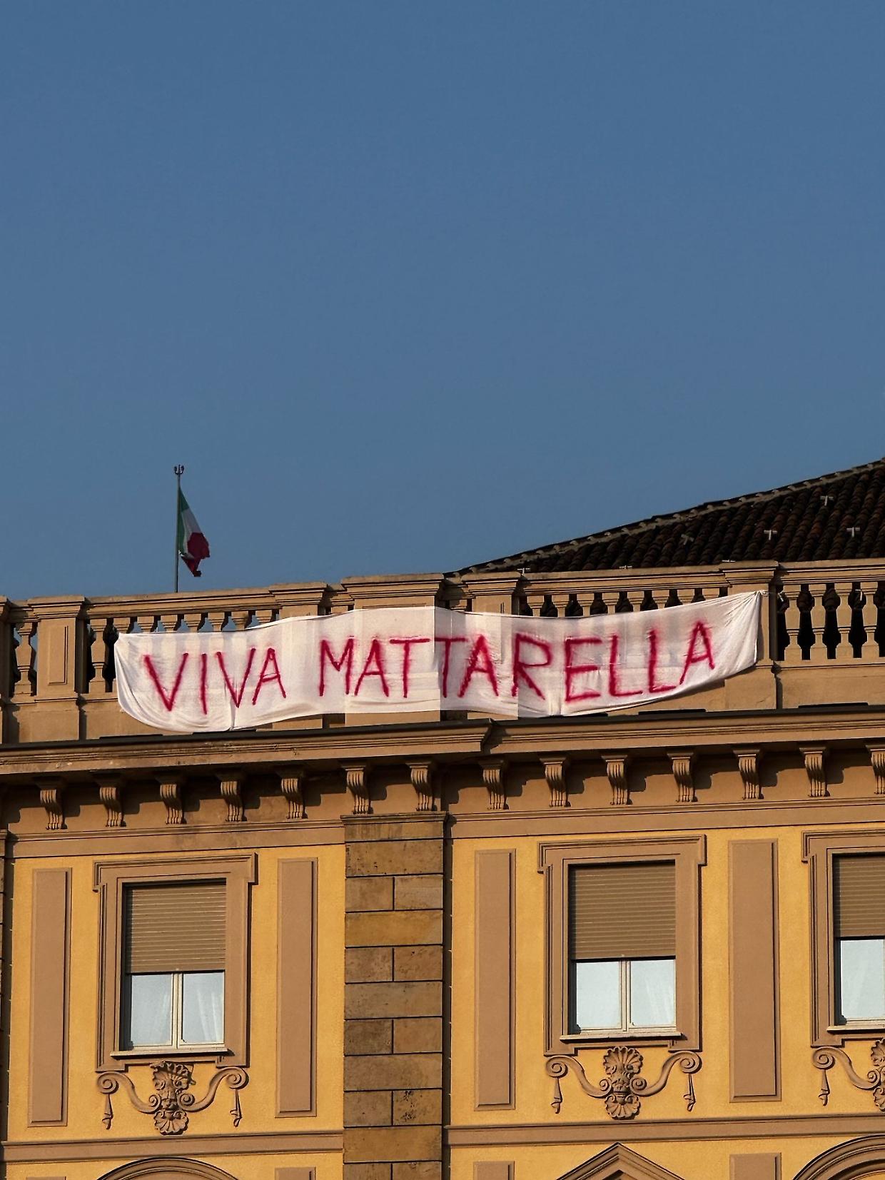 Nuovo striscione in piazza San Carlo: "Viva Mattarella" divide Torino