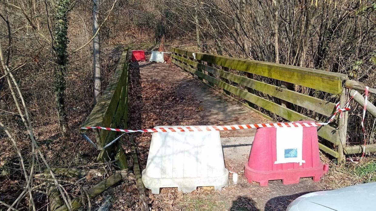 La passerella sul rio Meana è pericolante: chiusa al transito
