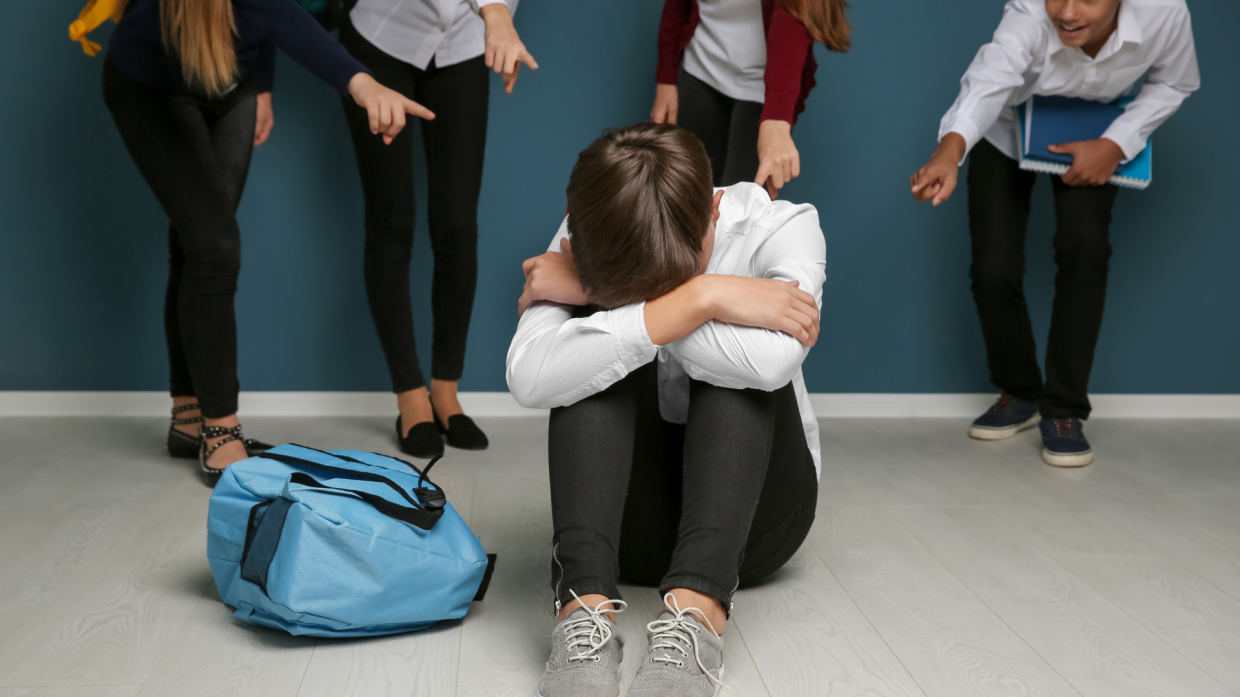 Violenza a Rivarolo Canavese: 16enne aggredito brutalmente dai coetanei