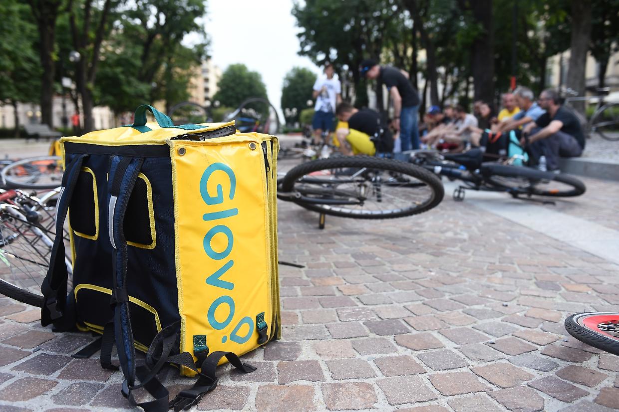 Da rider a "spie" per lavorare di più: l'inferno di Glovo raccontato dall'interno