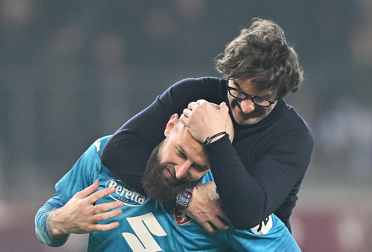 Il tecnico Vanoli abbraccia il suo portiere Milinkovic-Savic dopo il 2-1 rifilato al Milan