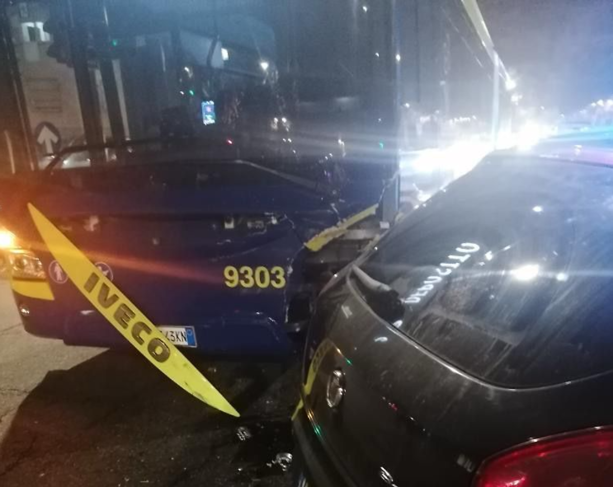 Lo scontro tra la Fiat Bravo e il bus della linea 2 del Gtt