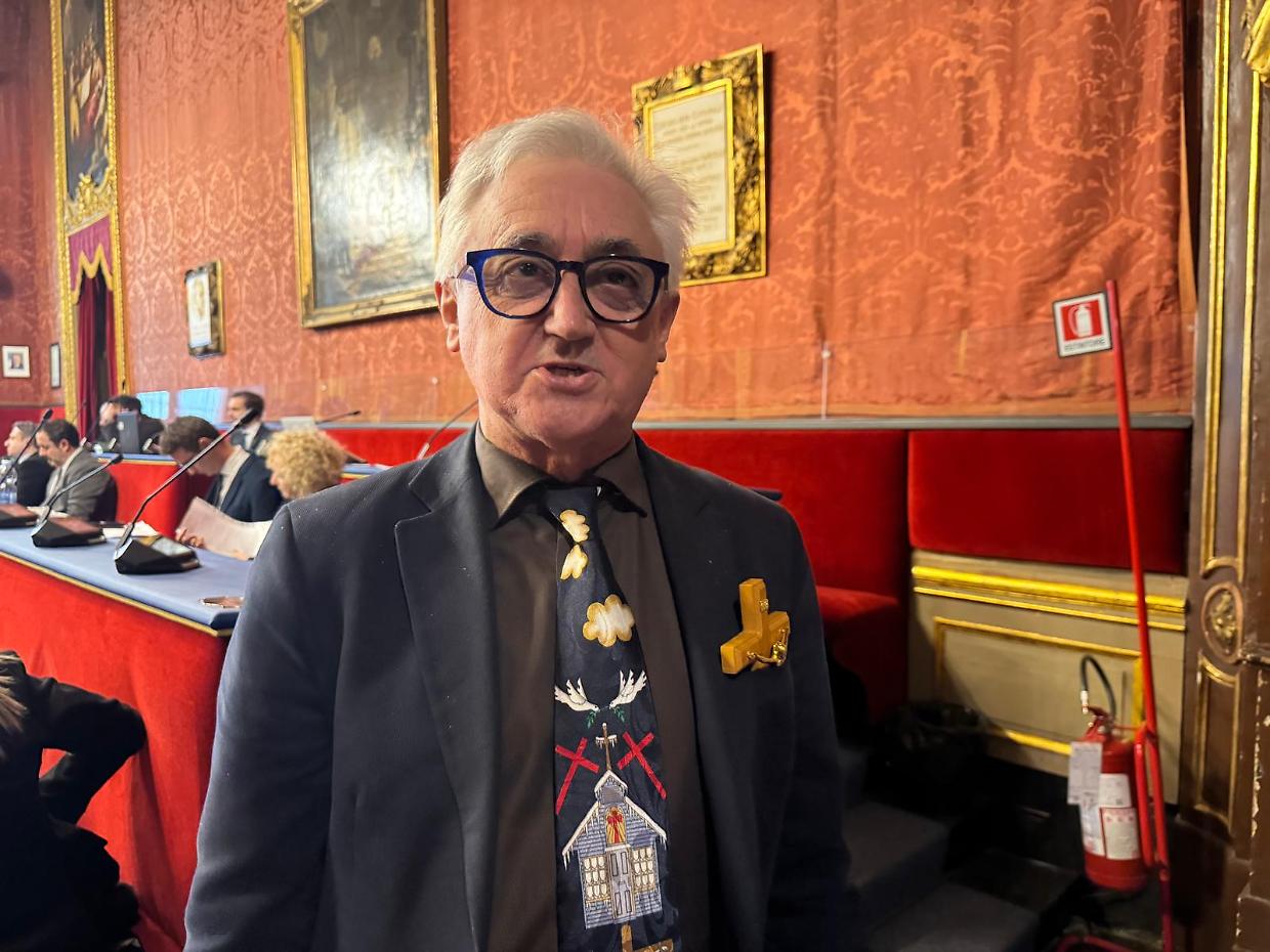 Silvio Viale provoca ancora: protesta in Consiglio con Crocifisso e cravatta a tema, seduta sospesa