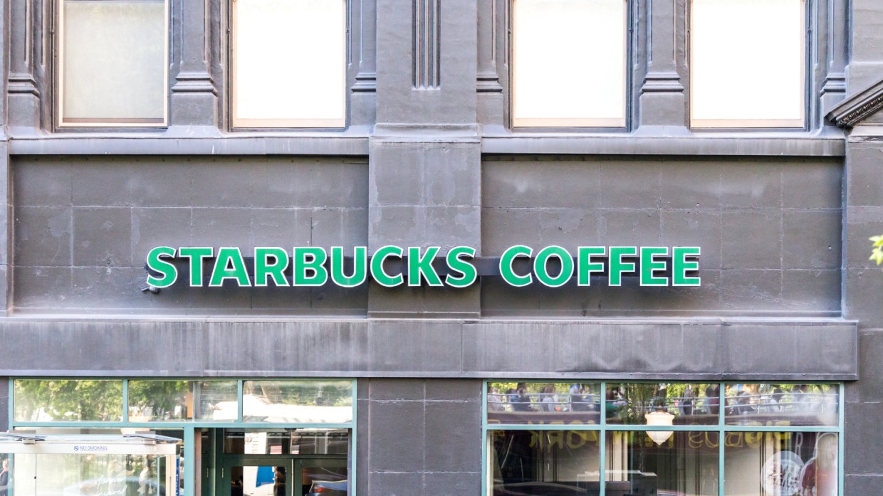 Trasformazione Starbucks : 1100 licenziamenti annunciati via email per far fronte alla crisi