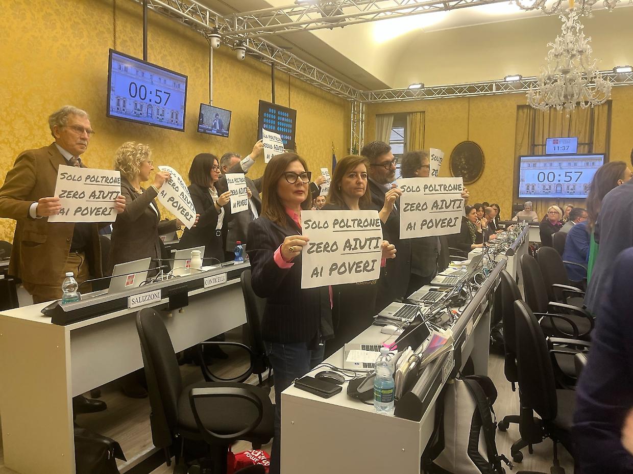 Protesta dell'opposizione sull'emendamento della Lega al consiglio regionale