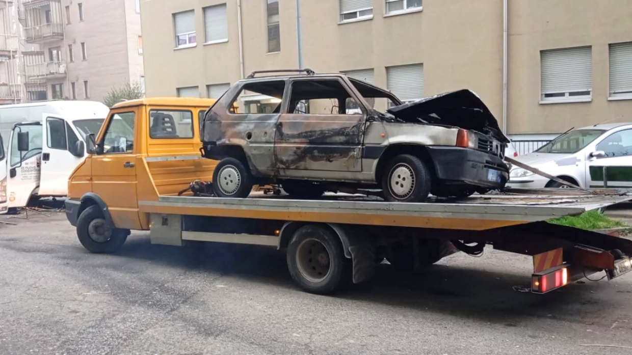 Faida tra rom a Torino, rimosse le carcasse delle auto bruciate