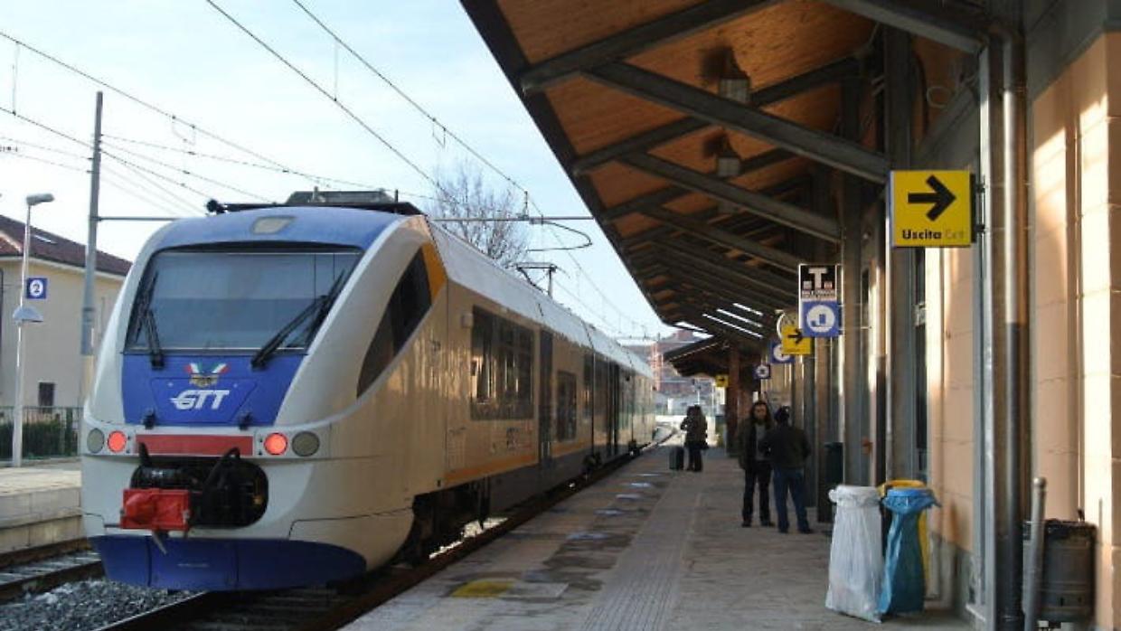 Sovraffollamento alla stazione di Chieri: la decisione controversa del capotreno