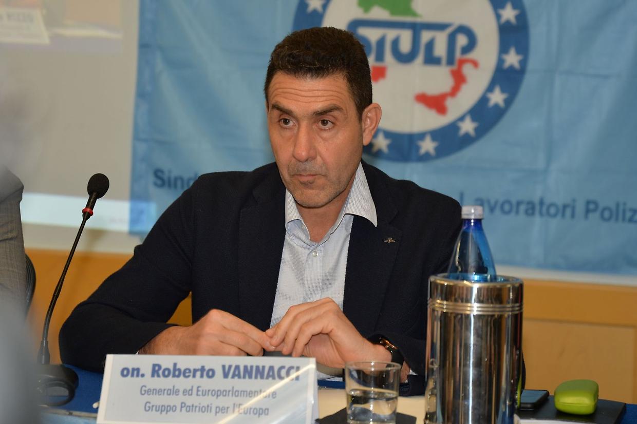 Il generale ed europarlamentare Roberto Vannacci a Torino