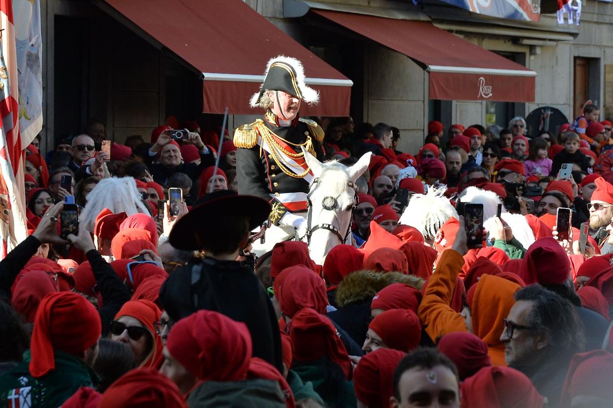 Carnevale, i poteri passano al Generale e in piazza tutti con il Berretto Frigio