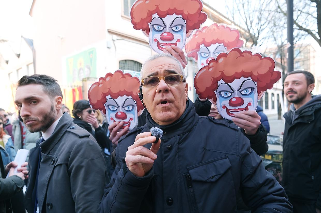 Askatasuna, il sopralluogo del Comune finisce in protesta con cori e maschere da clown