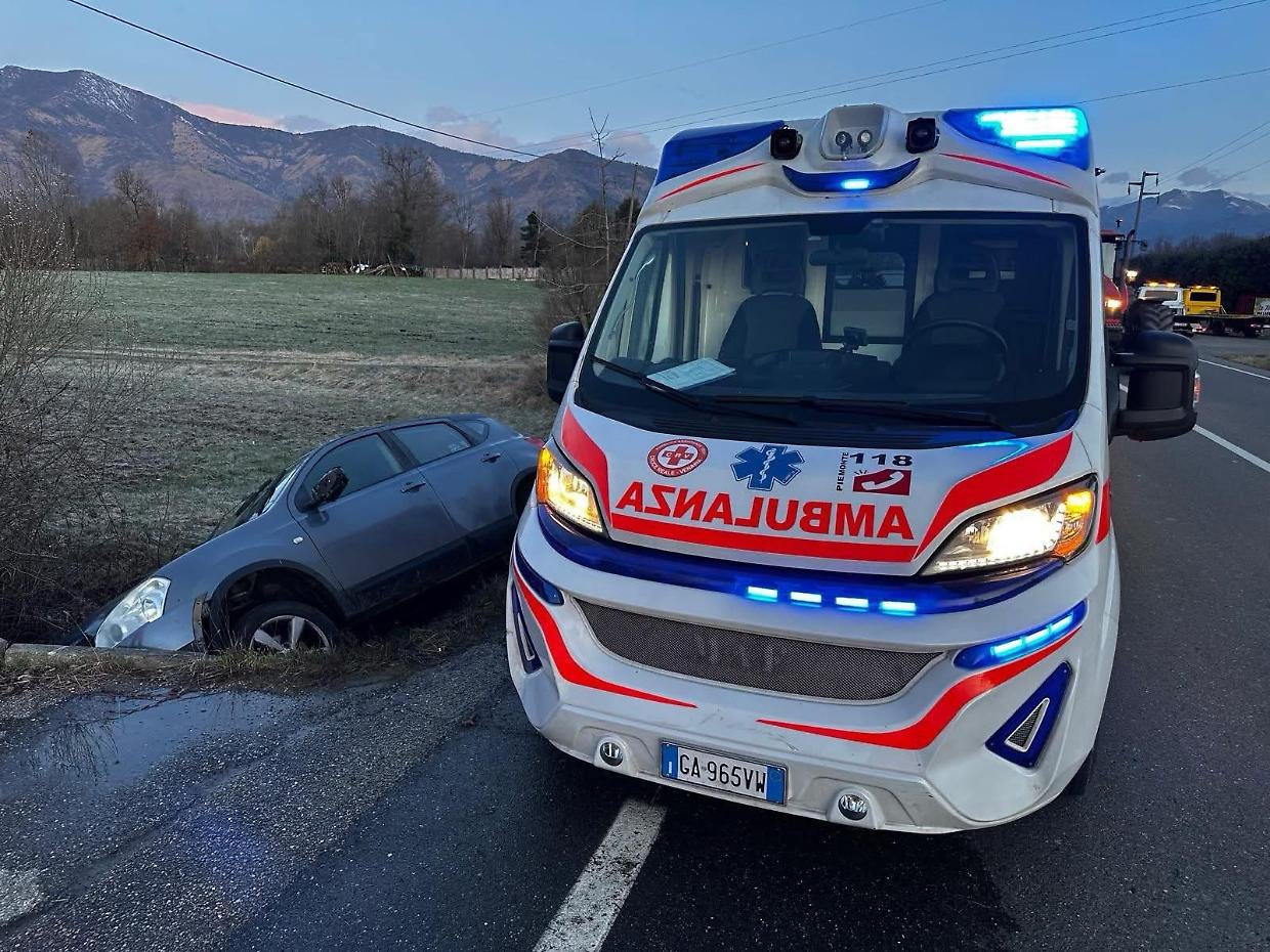Incidente sulla provinciale 1: un'auto finisce in un fosso