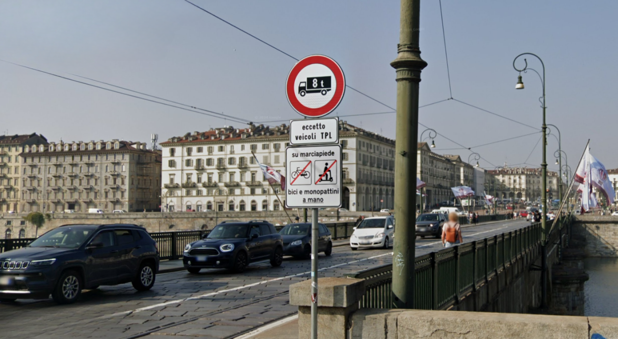 Torino centro, il marciapiede del ponte è fuori controllo: "Qui bici e monopattini fanno il ca**o che vogliono”