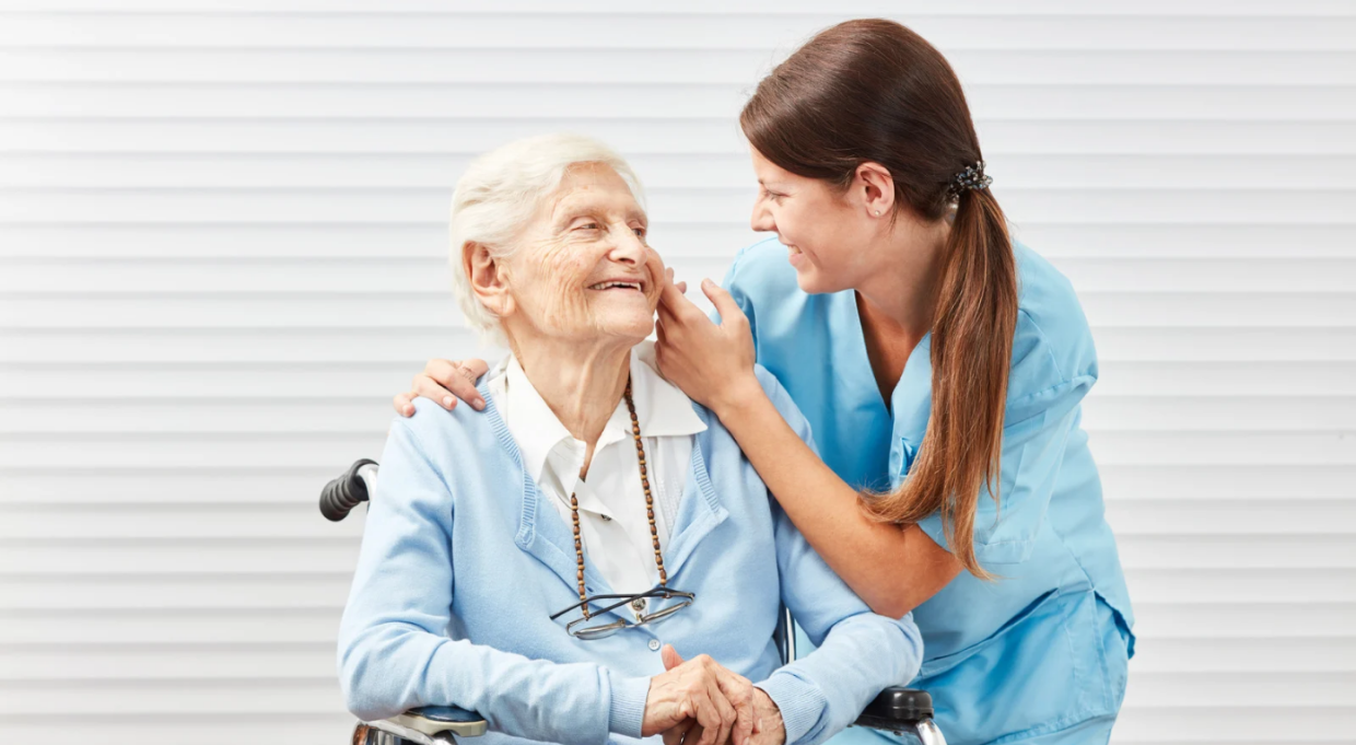 Le badanti stanno per andare in pensione: e ora chi si prende cura dei nostri nonni?