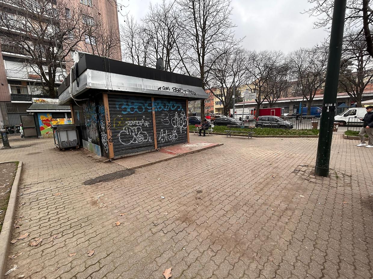 Rimosso il dehors del chiosco abbandonato in piazzetta Zamenhof