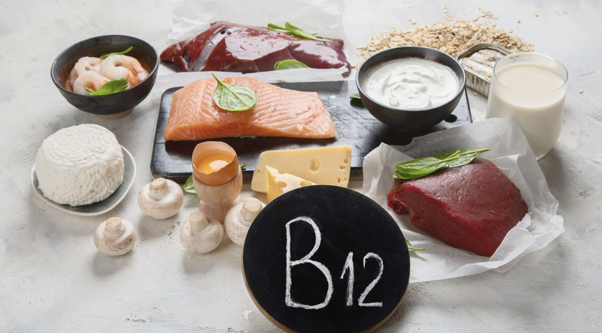 Ecco gli alimenti ricchi di vitamina B12: un alleato fondamentale per energia, memoria e benessere