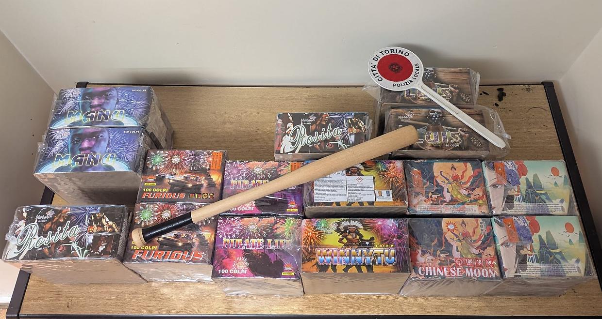 Un tesoro di fuochi d'artificio in auto: denunciato con 58 chili di botti a Barriera di Milano