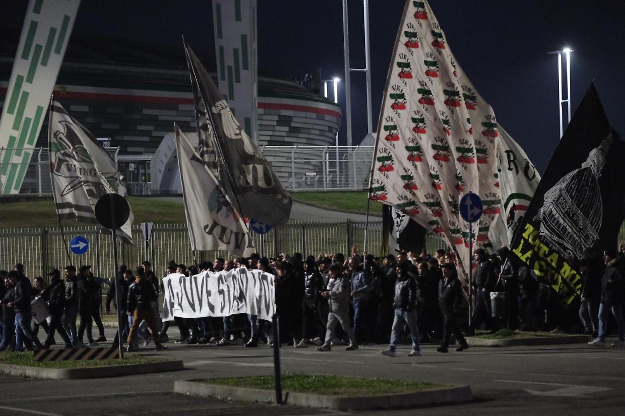 La contestazione dei tifosi bianconeri esplode sotto la Curva Sud: "La Juve siamo noi"