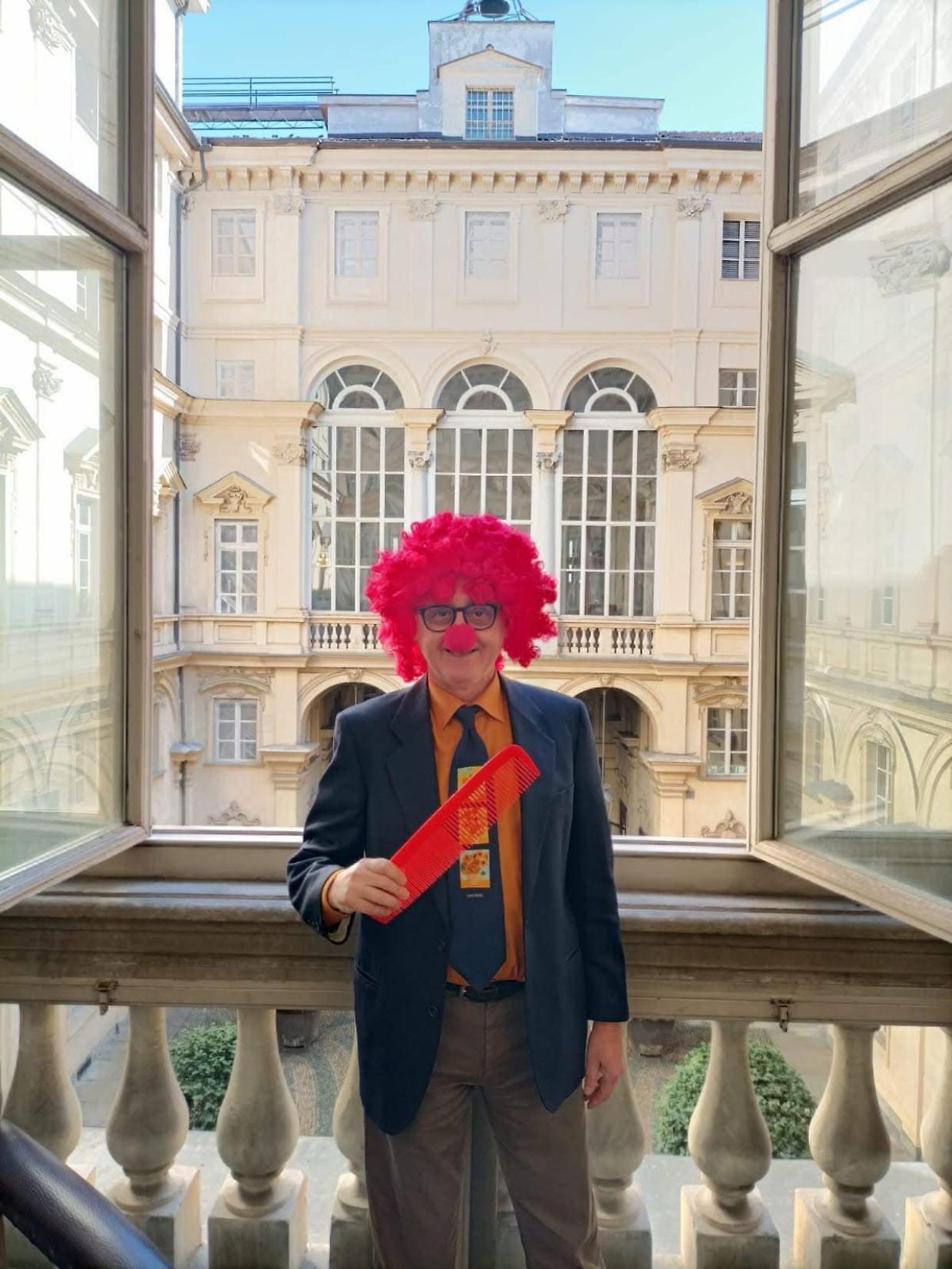 Askatasuna, Viale si presenta in Sala Rossa vestito da pagliaccio, nel giorno del Consiglio Comunale