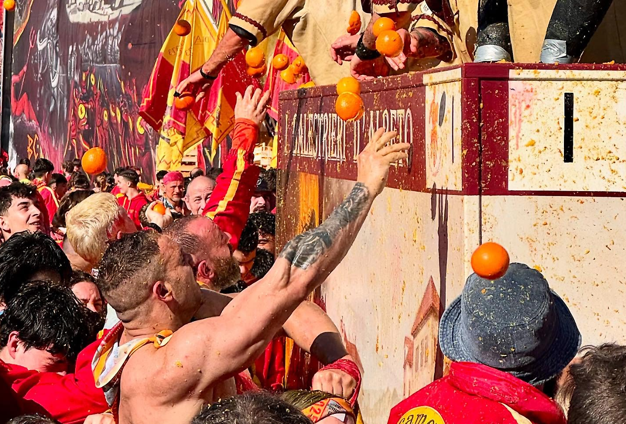 Aumentano i feriti al Carnevale (foto Facebook Storico Carnevale di Ivrea)