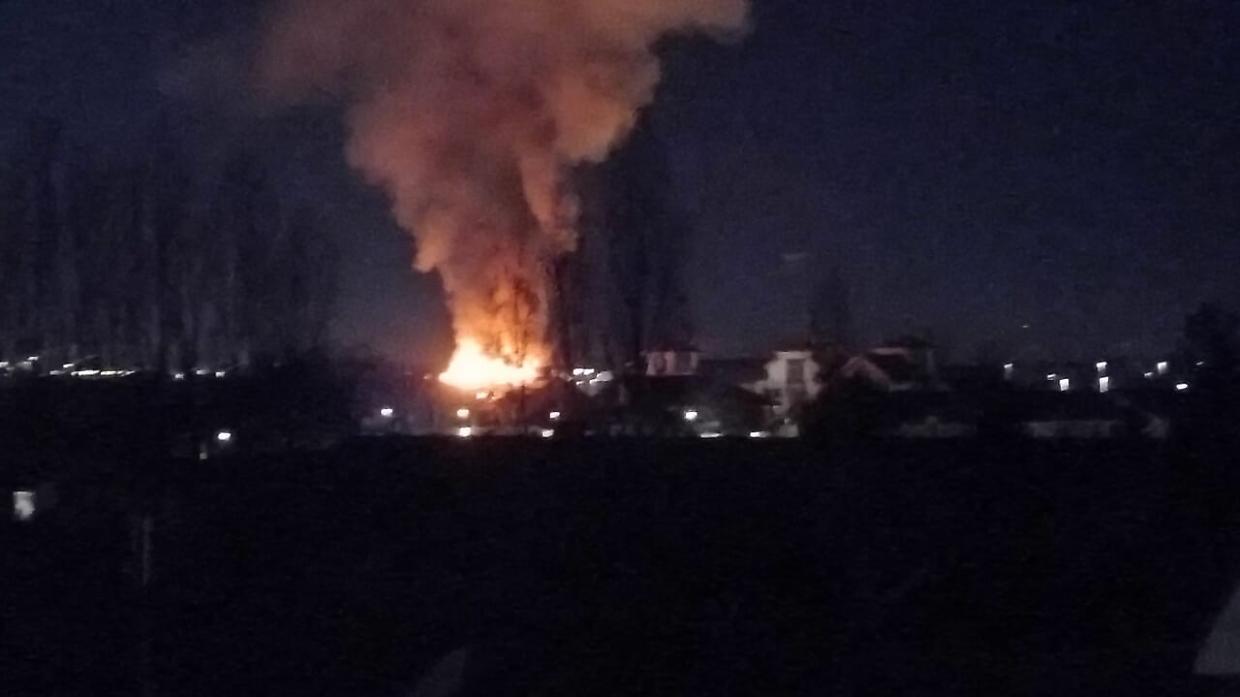Incendio a Brandizzo: case distrutte e operazioni di soccorso in corso