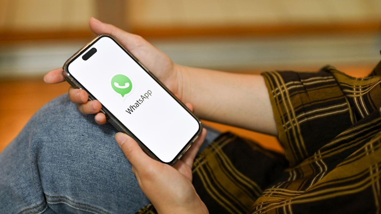 WhatsApp rivoluziona le videochiamate: arrivano reazioni emoji e alzata di mano
